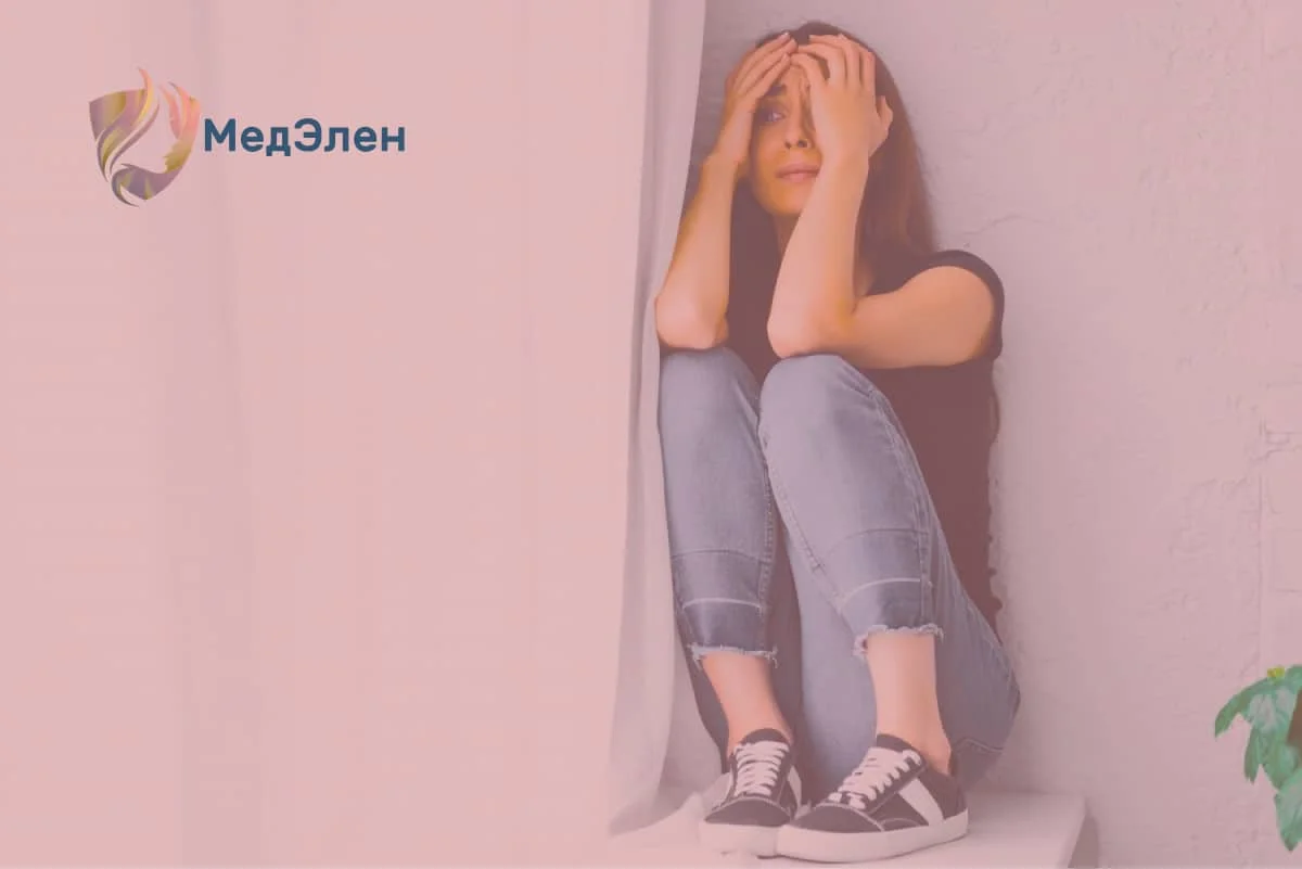 Девушка сидит на подоконнике 