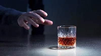 Ладонь перед стаканом